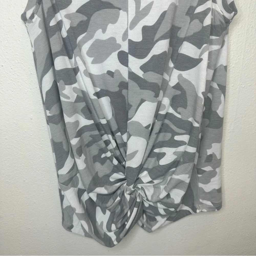 Cable & Gauge White & Gray Camo Blouse Size Small